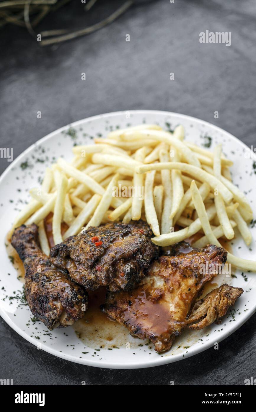 Famoso pollo piccante al barbecue piri piri portoghese con patatine fritte Foto Stock