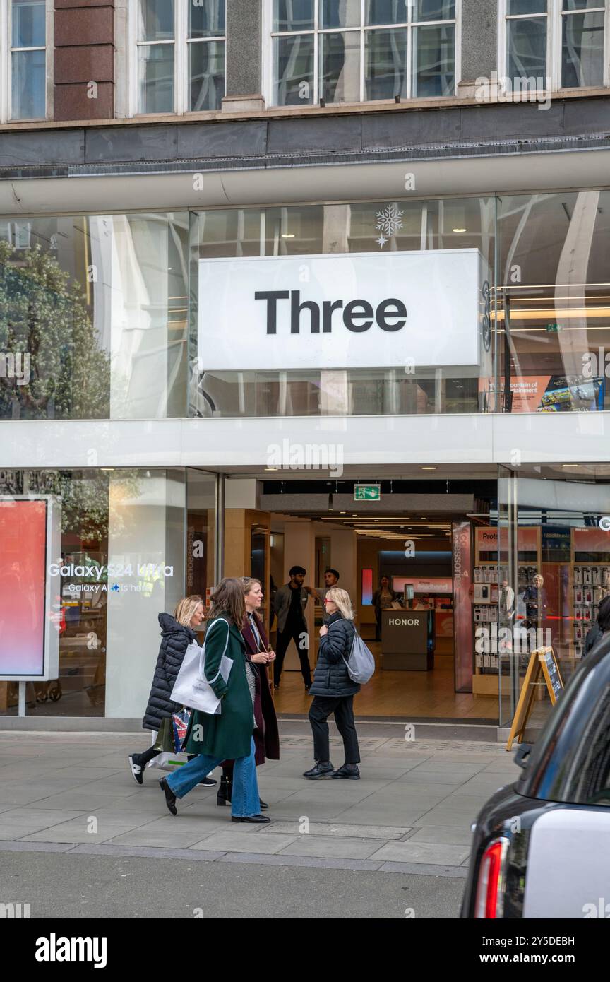 Londra, Regno Unito - 23 marzo 2024: La filiale di tre UK a Londra. Hutchison 3G UK Ltd è un fornitore britannico di servizi di telecomunicazione e Internet Foto Stock