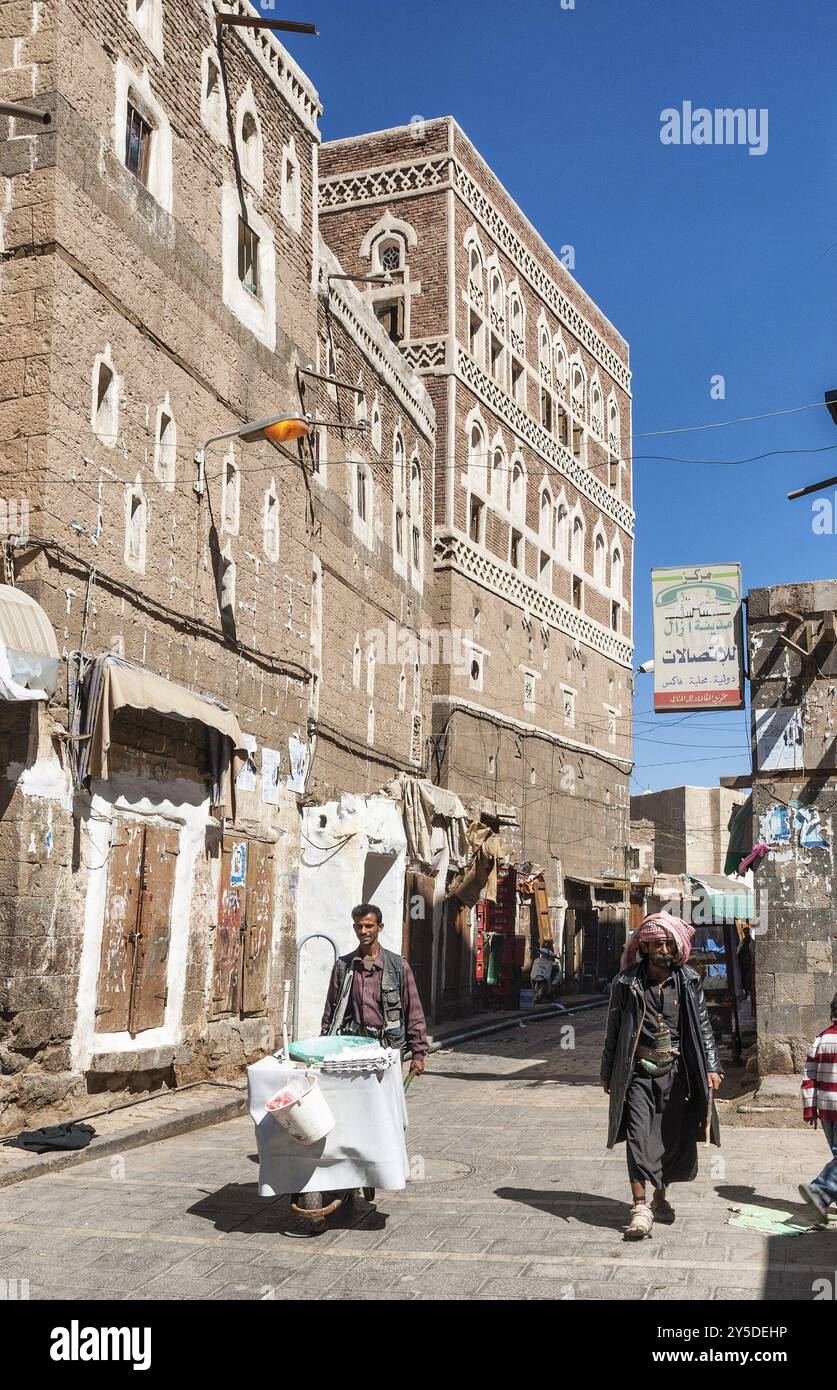 Strada della città vecchia di sanaa nello yemen Foto Stock