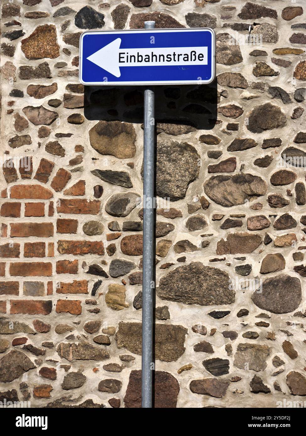 Cartello stradale di fronte alle mura della città vecchia Foto Stock