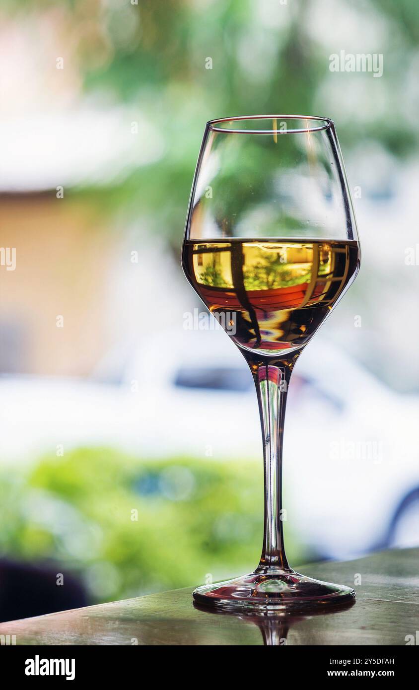 Bicchiere di tradizionale sherry spagnolo jerez nel tavolo da caffe' all'aperto Foto Stock