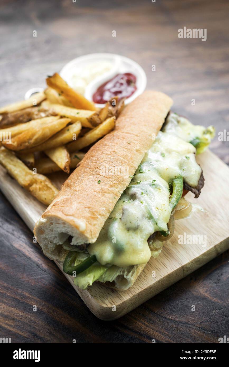 Buongustai Philly Cheese Steak american Sandwich con patatine fritte Foto Stock