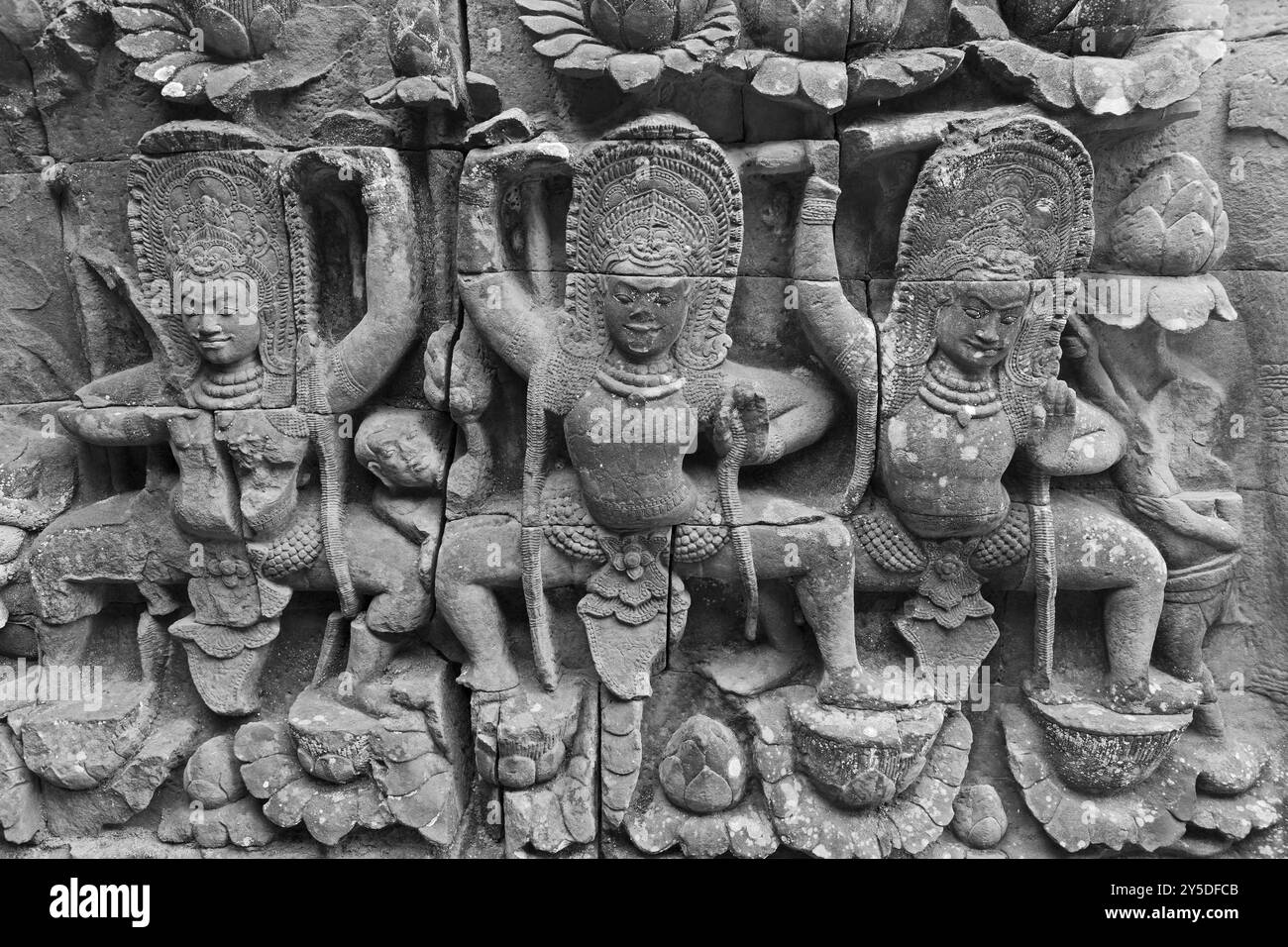 Rilievo su una parete del Tempio Bayon ad Angkor Thom in Cambogia Foto Stock