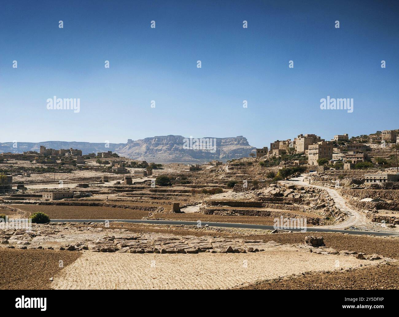 Paesaggio rurale e villaggi a nord di sanaa nello yemen rurale Foto Stock