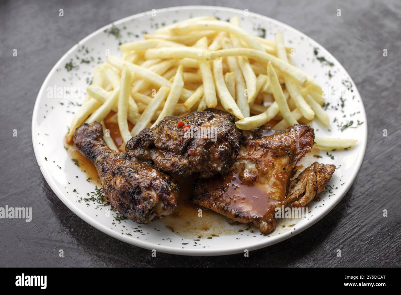 Famoso piri piri piccante cucina tradizionale portoghese pollo barbecue con patatine fritte Foto Stock