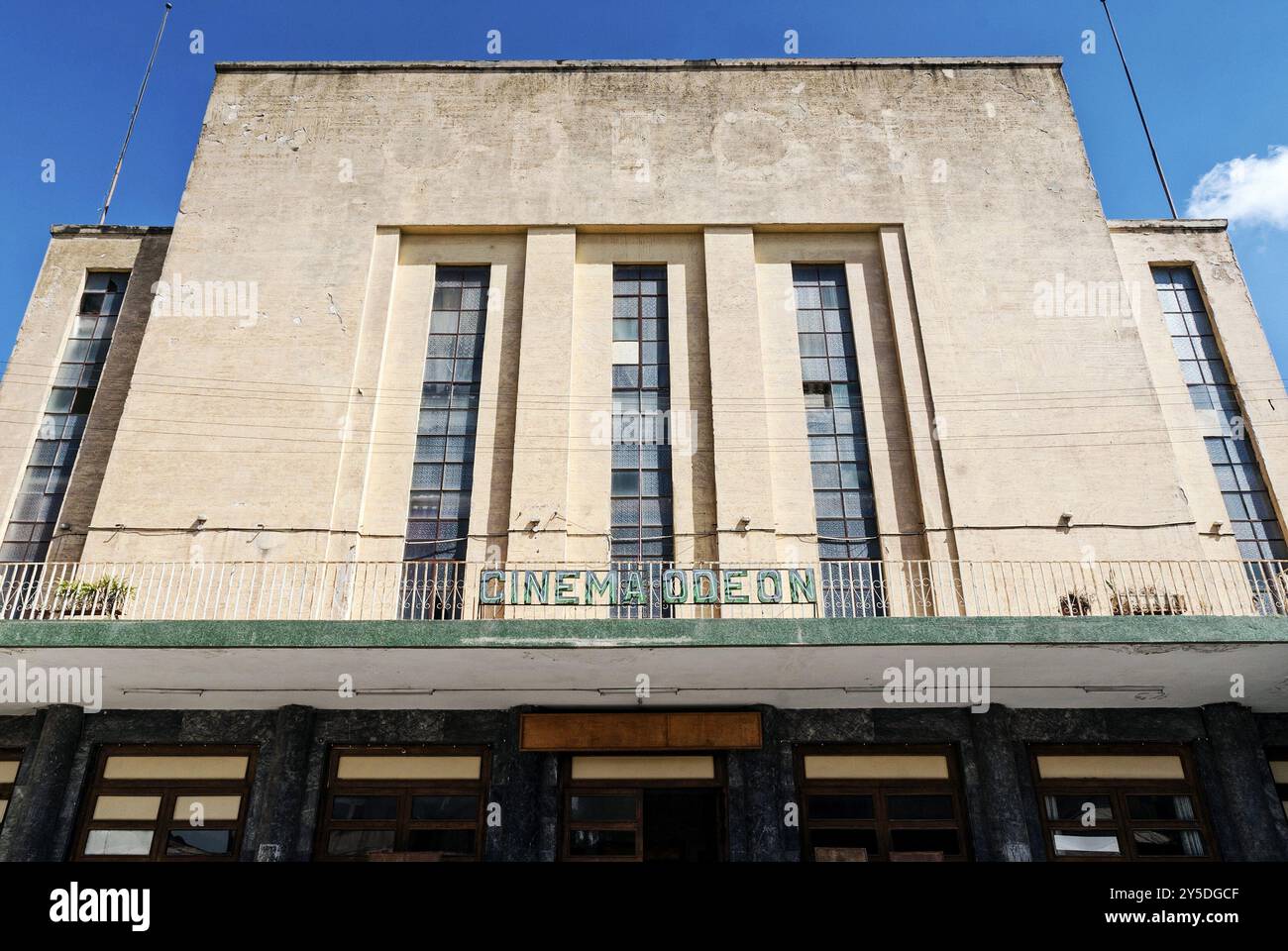 Vecchio edificio di cinema in stile art deco coloniale italiano in via asmara eritrea Foto Stock