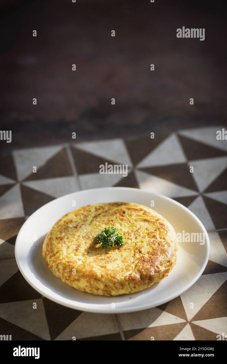 Tortilla spagnola tradizionale omelette su piastrelle rustiche Foto Stock