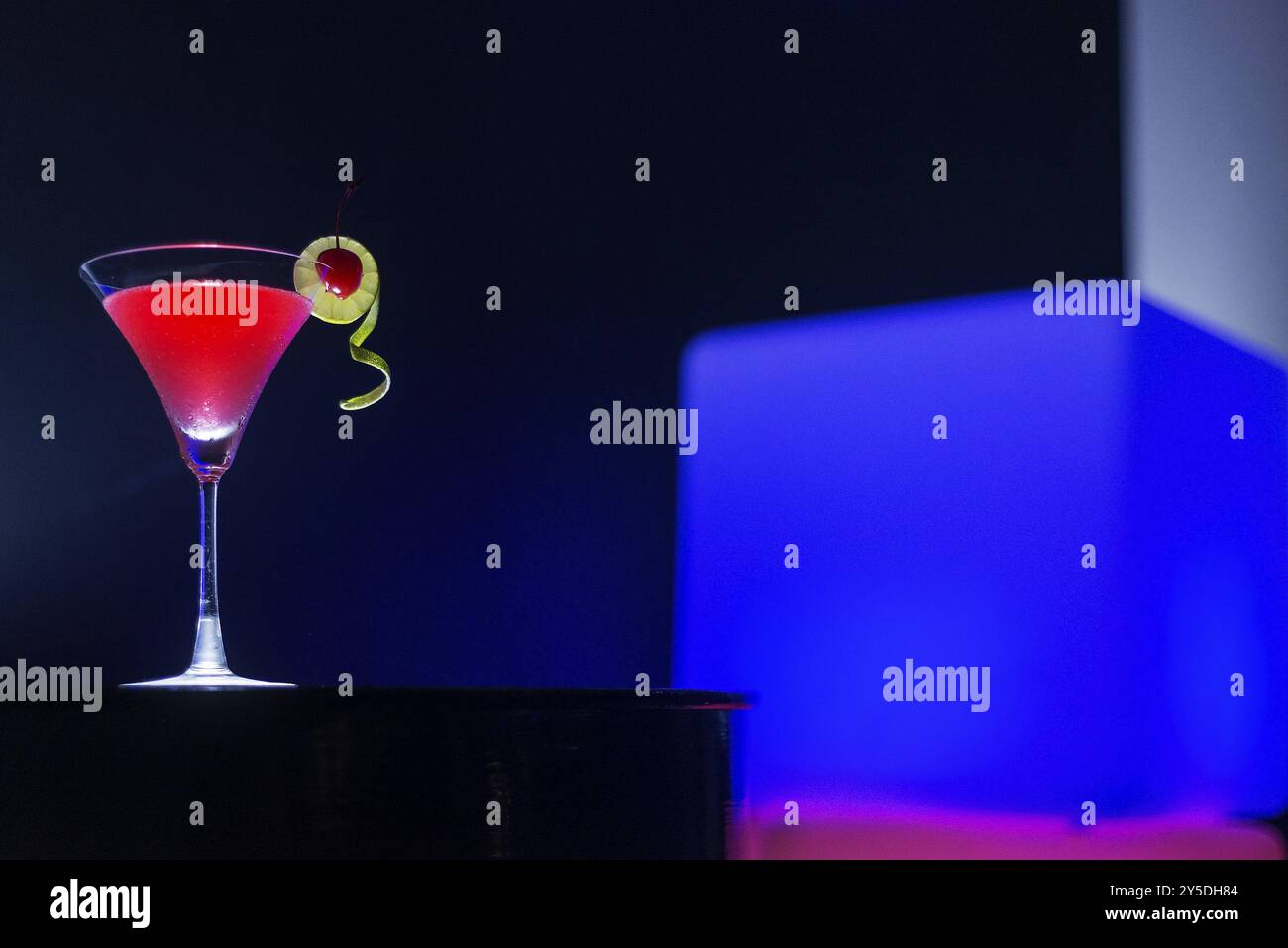 Cocktail alla ciliegia di sera in un bar moderno Foto Stock