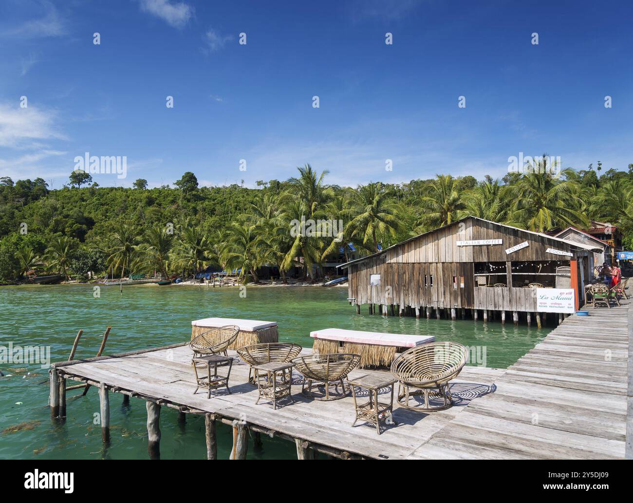 Vecchio ristorante di legno sul molo nell'isola di koh rong in cambogia Foto Stock