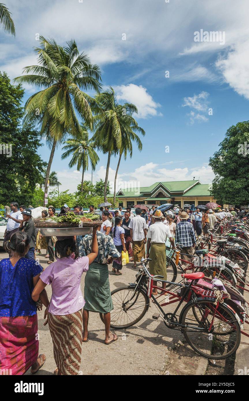 Vecchio ciclotaxi in risciò a yangon myanmar Foto Stock