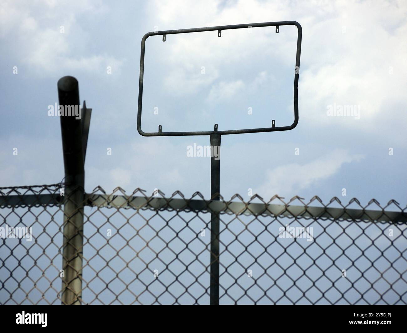 Cartello pubblicitario vuoto dietro una recinzione Foto Stock