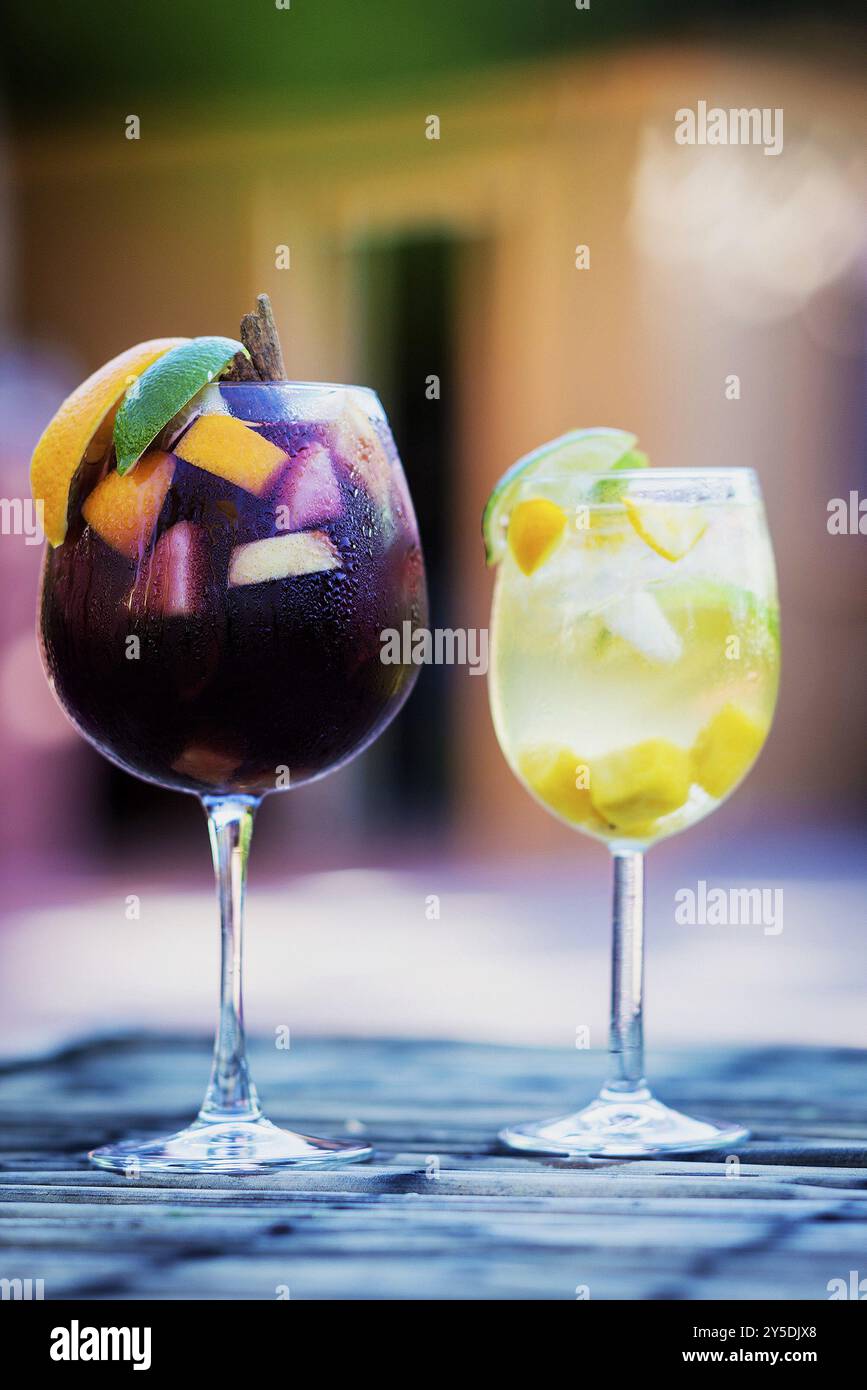 Cocktail di sangria con vino rosso e bianco al tavolo all'aperto Foto Stock
