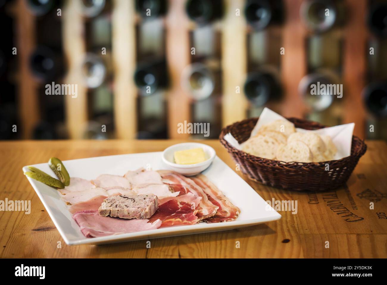 Salumi tradizionali francesi e piatto di antipasti con pane Foto Stock