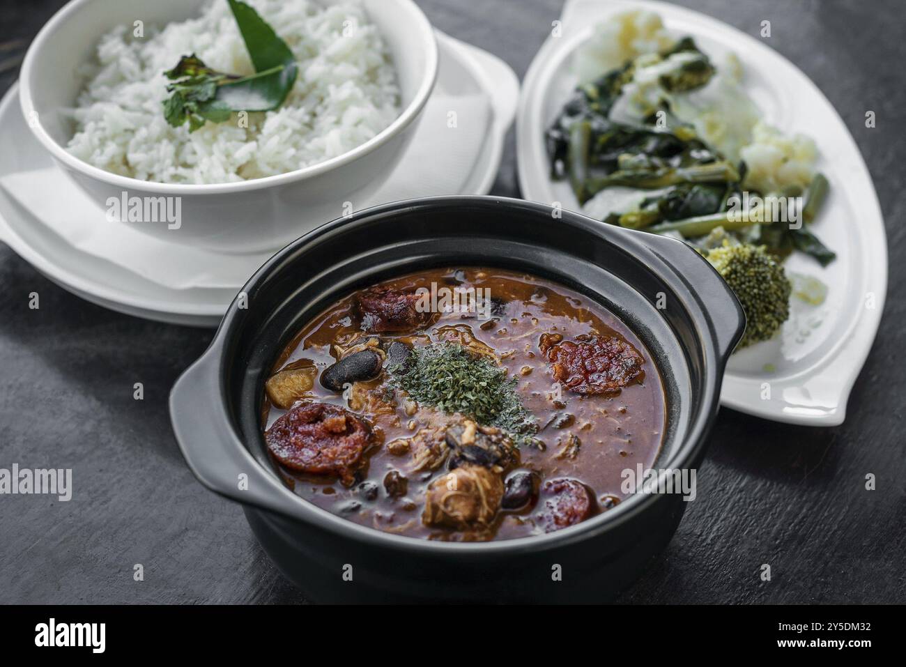 Feijoada di pollo con chorizo rustico portoghese piccante tradizionale stufato di fagioli Foto Stock