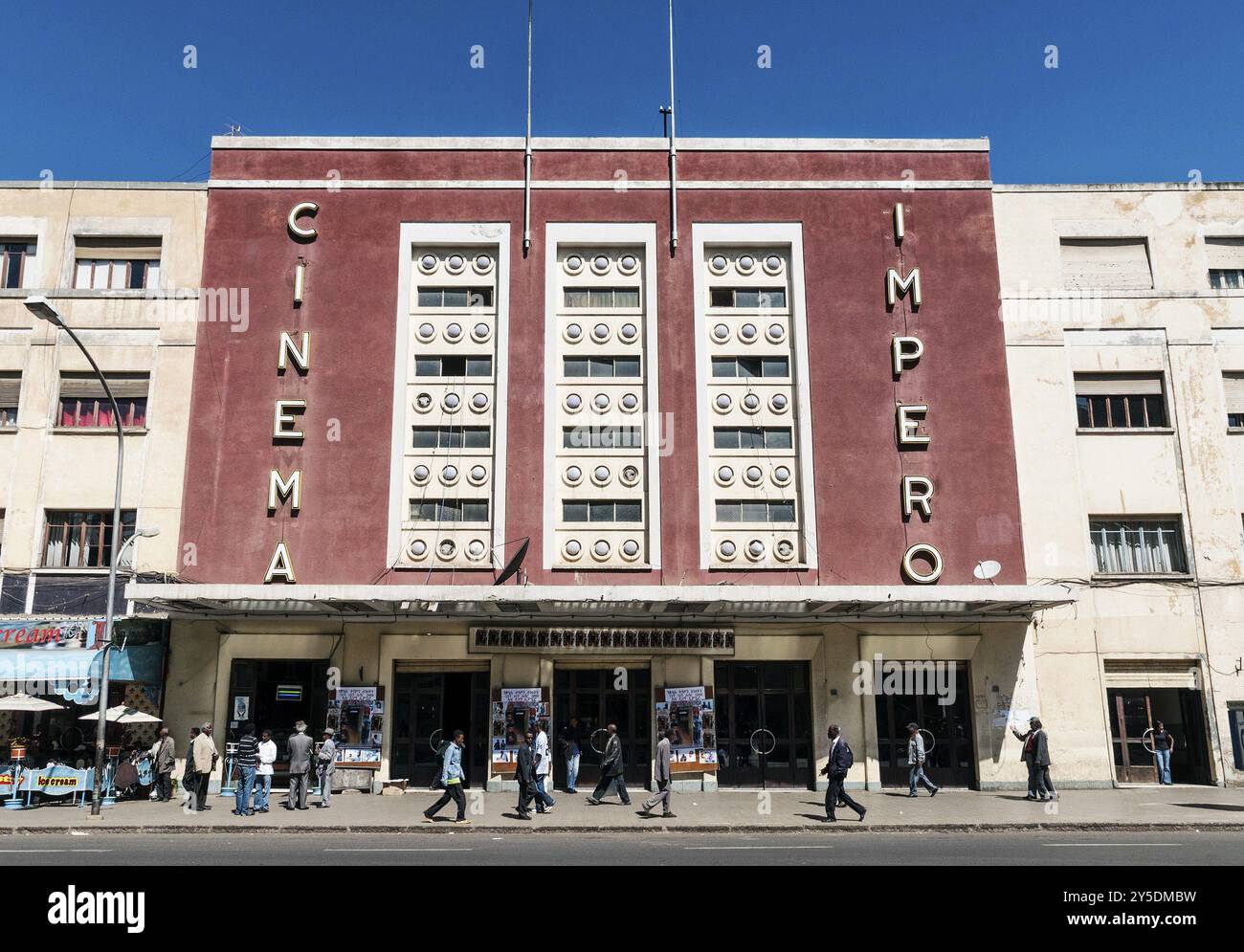 Vecchio edificio di cinema in stile art deco coloniale italiano nel centro di via asmara eritrea Foto Stock