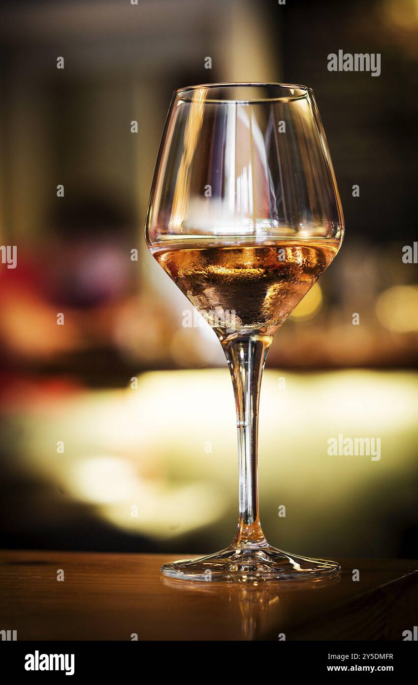 Bicchiere di vino spagnolo sherry al bancone del bar la sera Foto Stock