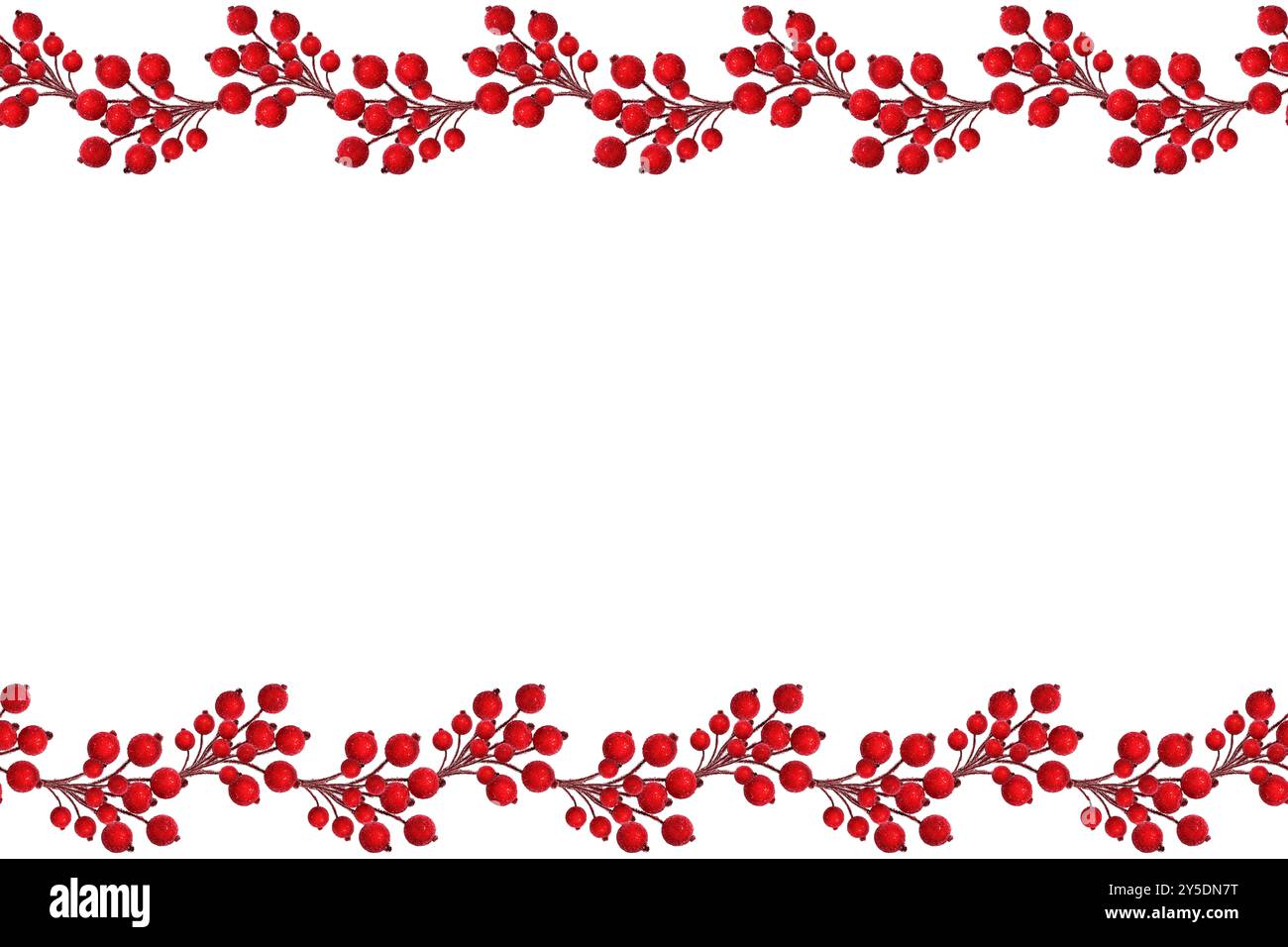 Motivo senza cuciture. Cornice festiva (bordo) di bacche rosse artificiali. Foto Stock