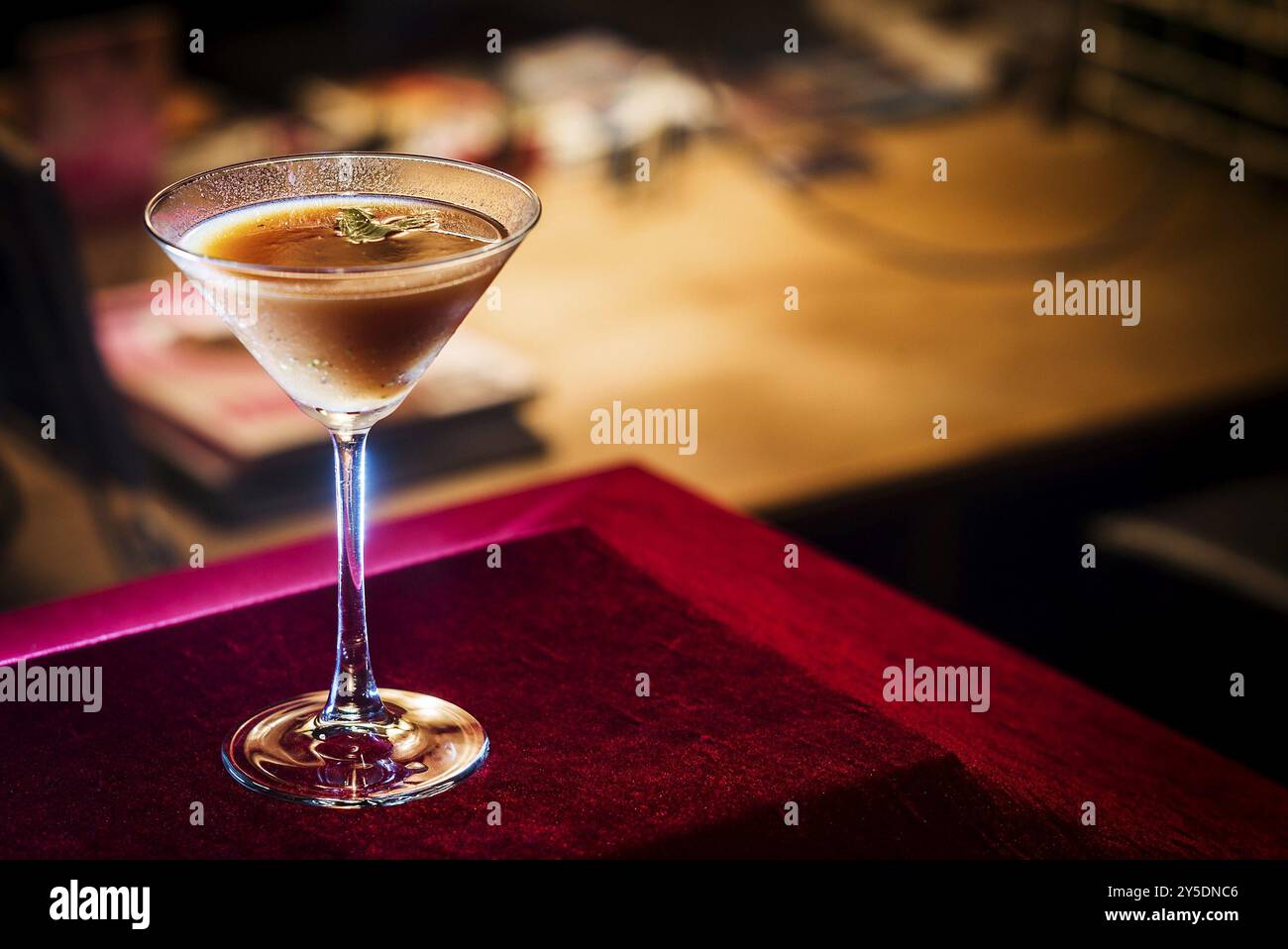 Cioccolatini e martini alla crema in un bar accogliente la sera Foto Stock
