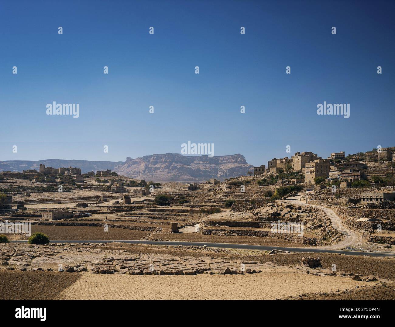 Vista del paesaggio dell'antico villaggio arabo di Thila nello yemen rurale vicino a sanaa Foto Stock