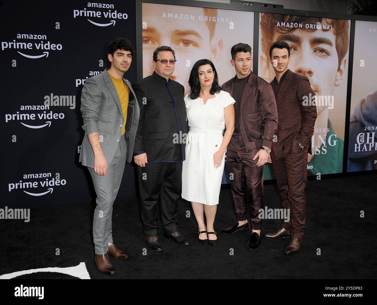 Kevin Jonas, Joe Jonas, Nick Jonas, Paul Kevin Jonas Sr. E Denise Miller-Jonas alla premiere di "Chasing Happiness" di Amazon prime Video tenutasi al Regency Bruin Theatre di Westwood, USA il 3 giugno 2019. Foto Stock