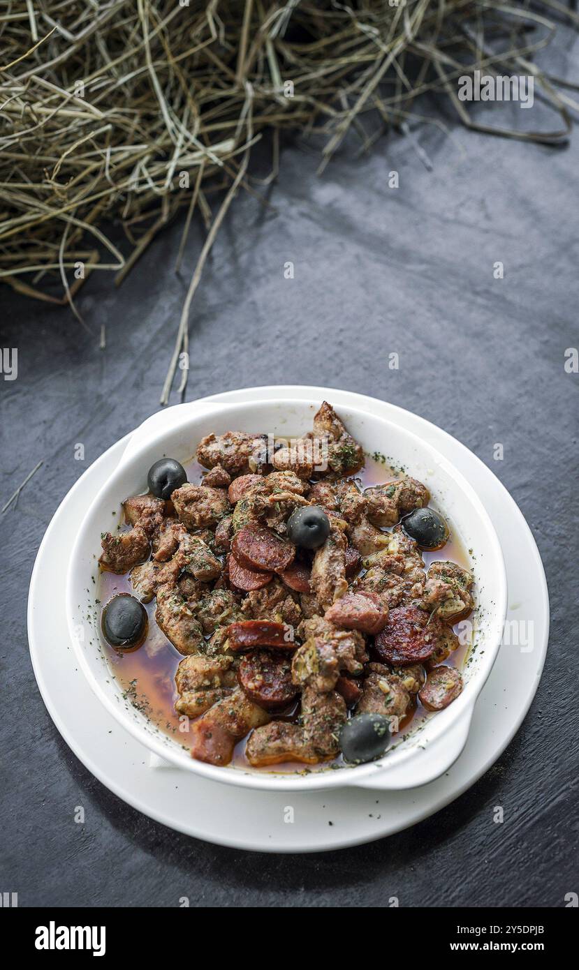 Pica pau tradizionale portoghese salsa piccante di maiale e tapas di salsiccia Foto Stock