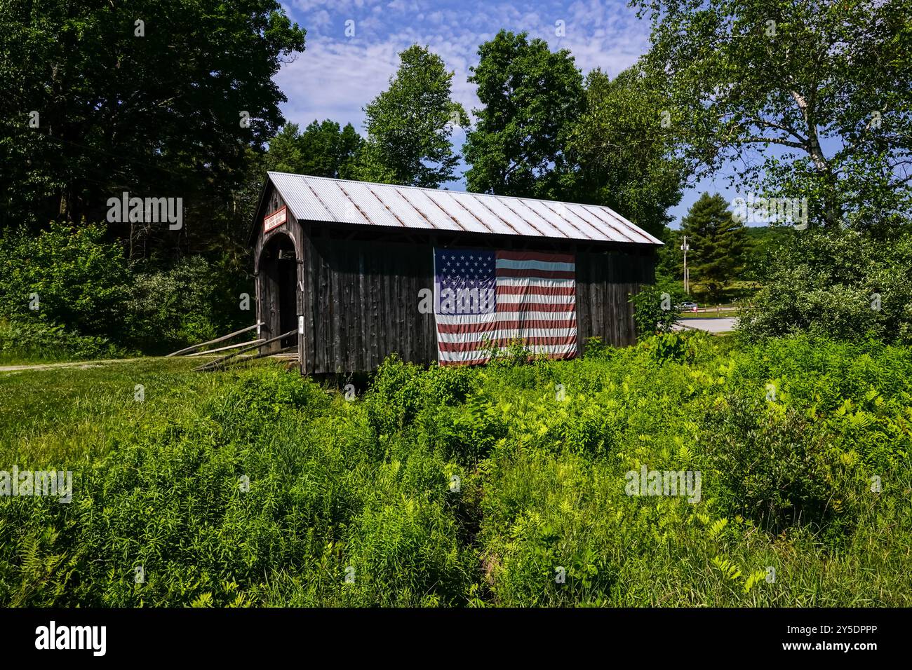 Il Victorian Village Covered Bridge noto anche come Kissing Bridge a Rockingham, Vermont. Foto Stock