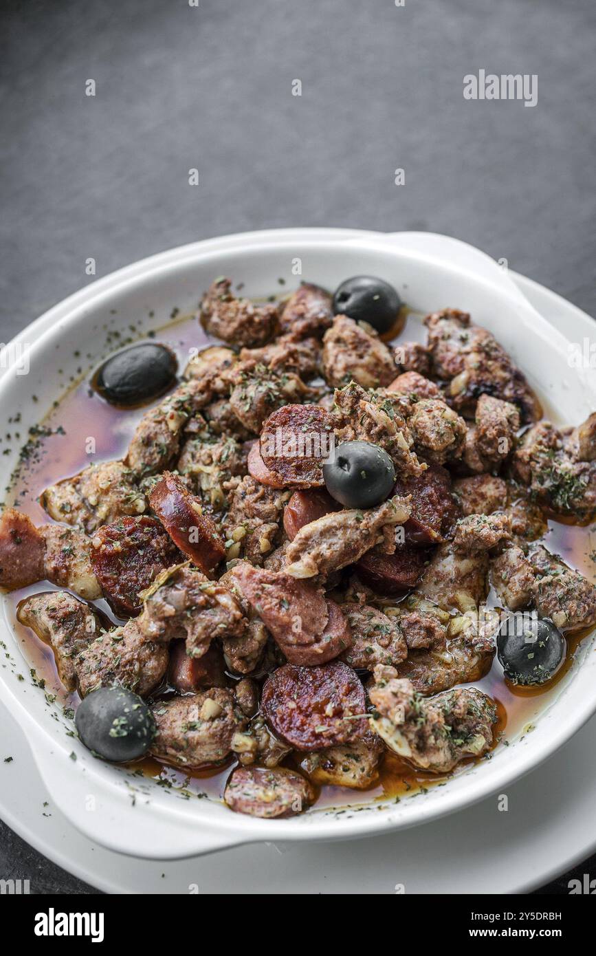 Pica pau portoghese salsa piccante di maiale e salsiccia tradizionale spuntino con tapas Foto Stock