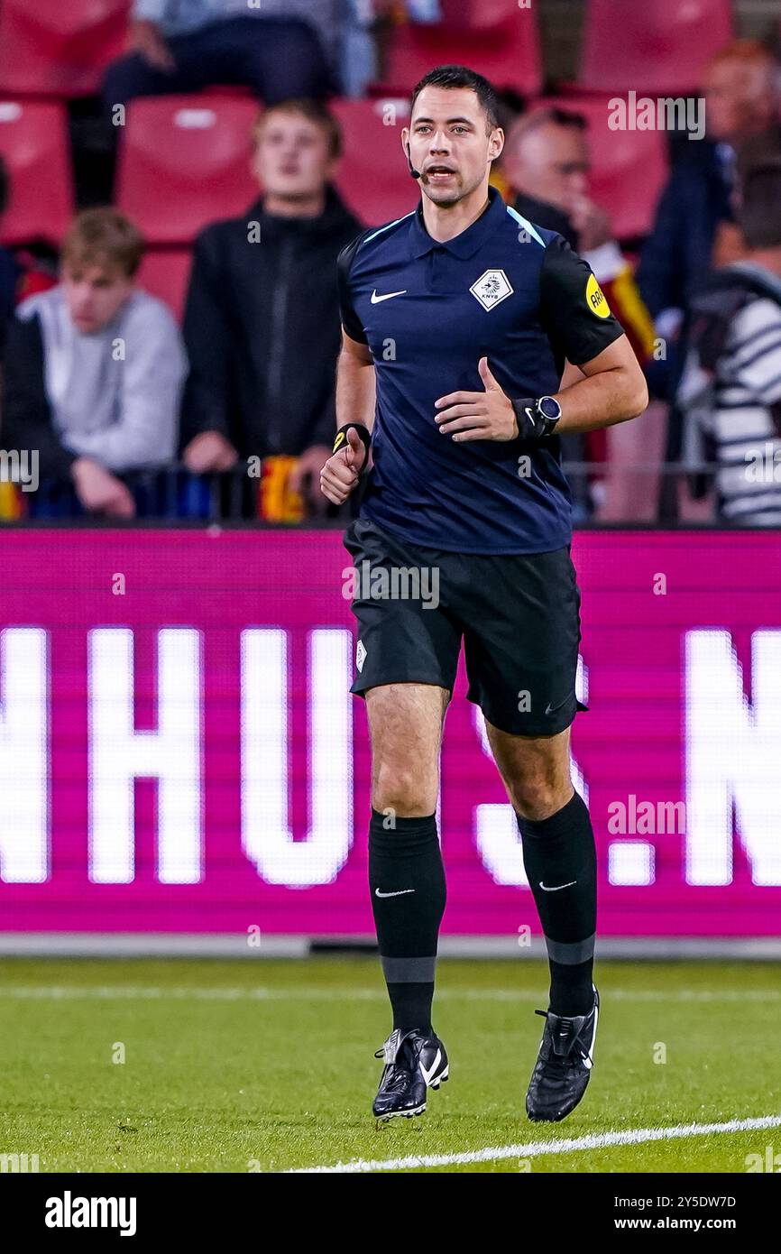 Deventer, Paesi Bassi. 21 settembre 2024. DEVENTER, PAESI BASSI - 21 SETTEMBRE: L'arbitro Marc Nagtegaal si scalda durante l'incontro olandese Eredivisie tra Go Ahead Eagles e AFC Ajax a De Adelaarshorst il 21 settembre 2024 a Deventer, Paesi Bassi. (Foto di Andre Weening/Orange Pictures) credito: Orange Pics BV/Alamy Live News Foto Stock