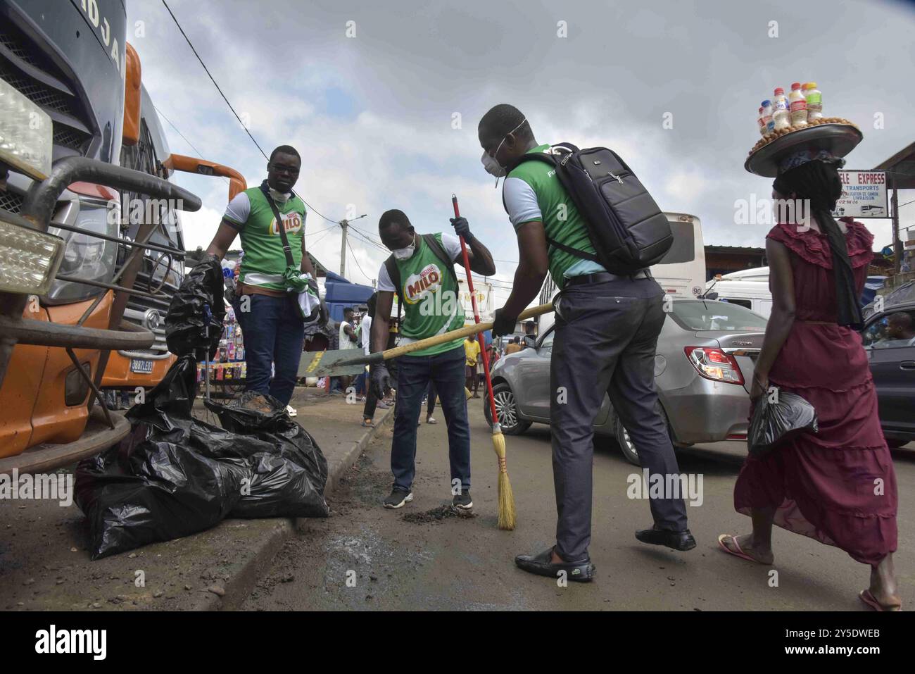 Giornata mondiale della pulitura ad Abidjan, i volontari della Costa d'Avorio raccolgono rifiuti per celebrare la giornata mondiale della pulitura ad Abidjan, Costa d'Avorio, il 21 settembre 2024. La giornata mondiale della pulitura è un programma d'azione sociale globale annuale volto a combattere il problema globale dei rifiuti solidi, compreso il problema dei detriti marini. Ci sarà più plastica nell'oceano che pesce entro il 2050 secondo un rapporto della Ellen MacArthur Foundation. La combinazione delle vaste coste africane, dei limitati sistemi di gestione dei rifiuti e della continua produzione di plastica nei paesi più sviluppati del mondo crea una tempesta perfetta Foto Stock