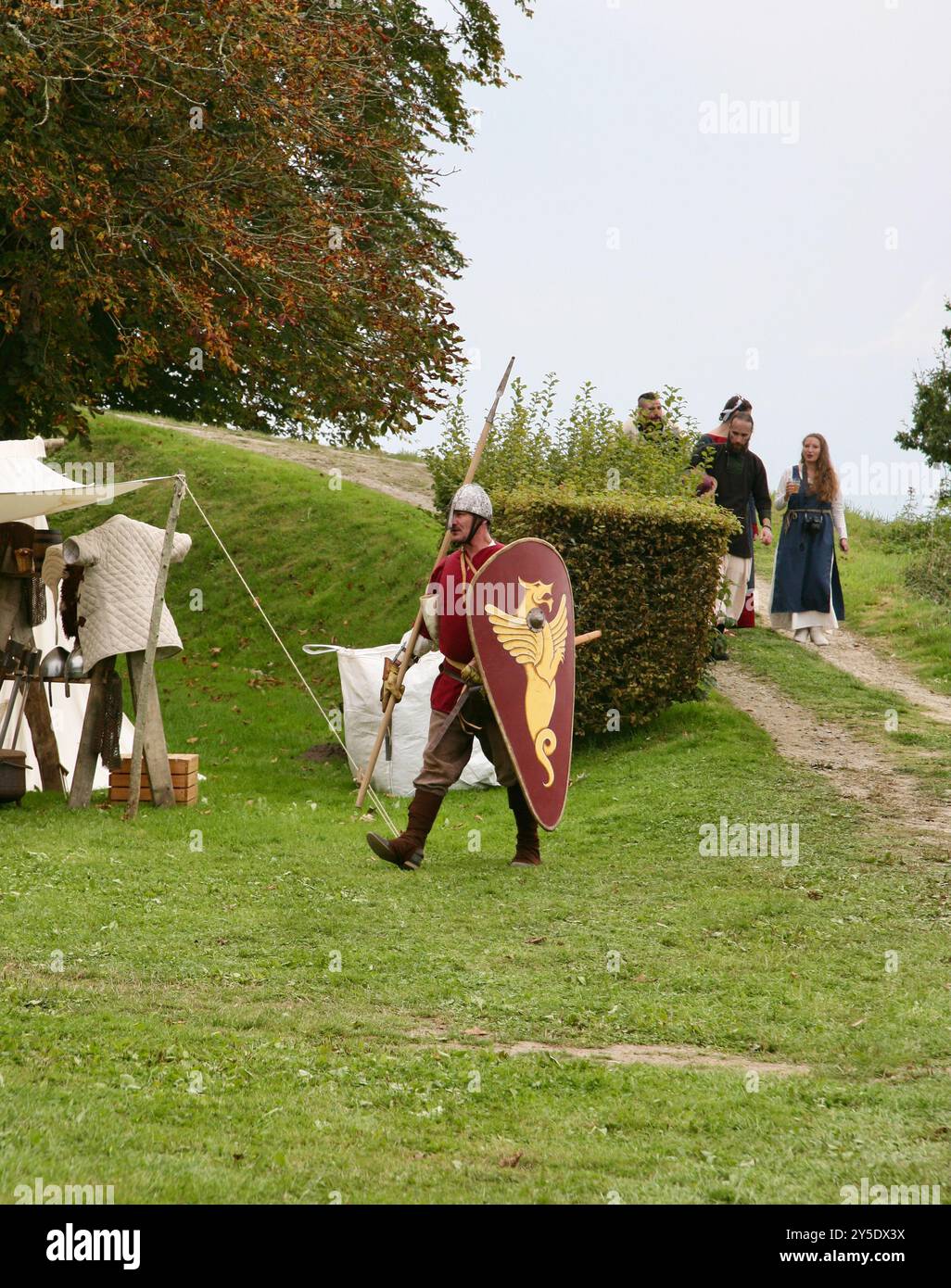 Un soldato di piedi al mercato artigianale medievale, Domfront en Poiraie, Normandia, Francia nord-occidentale, Europa sabato, 21 settembre 2024. Foto Stock