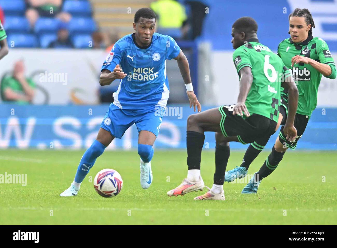 Malik Mothersille (7 Peterborough United) sfidato da Clinton Mola (6 Bristol Rover durante la partita Sky Bet League 1 tra Peterborough e Bristol Rovers a London Road, Peterborough sabato 21 settembre 2024. (Foto: Kevin Hodgson | mi News) crediti: MI News & Sport /Alamy Live News Foto Stock