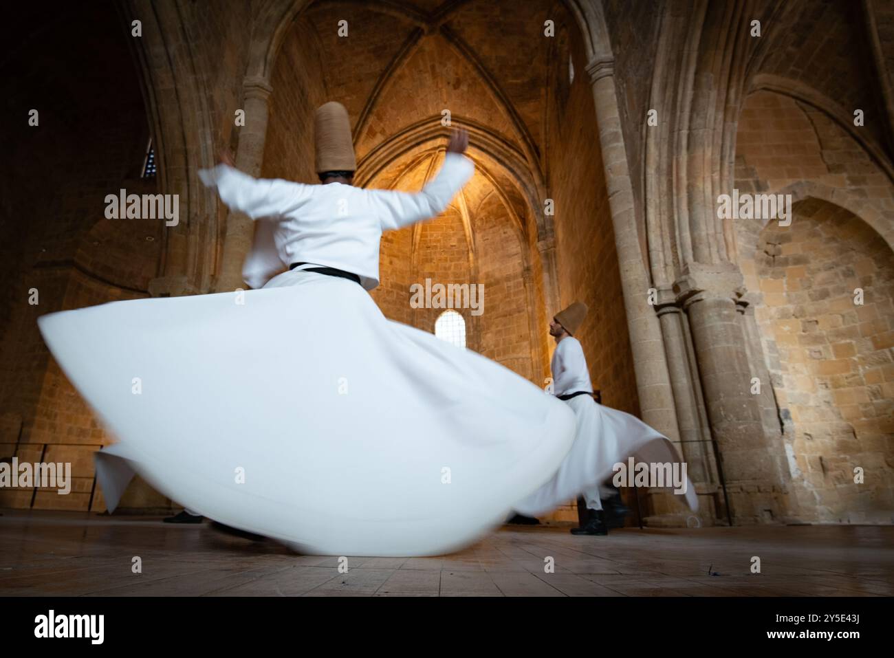 Derviscio sufi che si esibisce all'interno dell'abbazia bellapais di cipro Foto Stock