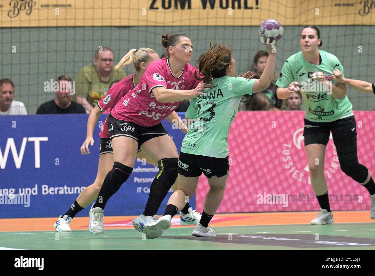 Metzingen, Germania. 21 settembre 2024. Svenja Huebner (TusSies Metzingen, #26) gegen Natsuki Aizawa (Thueringer HC, #23) TusSies Metzingen vs. Thueringer HC, Handball, HBF, 3.Ligaspieltag, Saison 2024/2025, 21.09.2024 foto: Eibner-Pressefoto /Tobias Baur credito: dpa/Alamy Live News Foto Stock