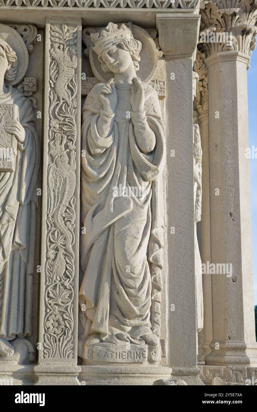 Scultura in pietra di Santa Caterina sul lato della chiesa Foto Stock