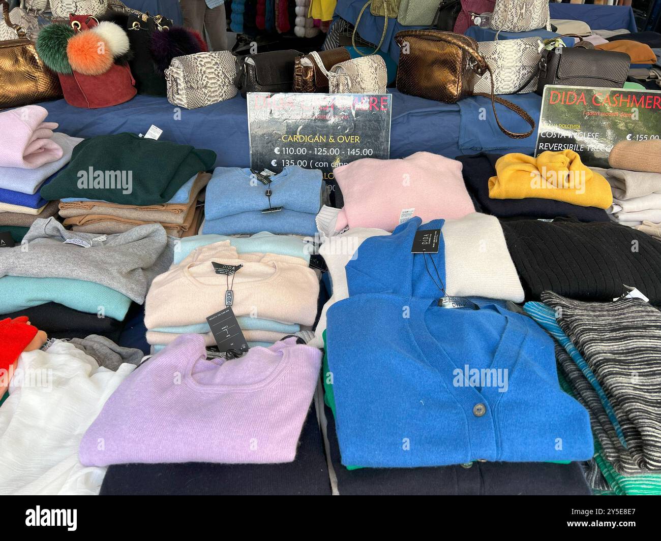 Milano, Italia - 14 settembre 2024: Giornata di shopping a mercato sabato via Fauche banco di Luca & Marika Foto Stock