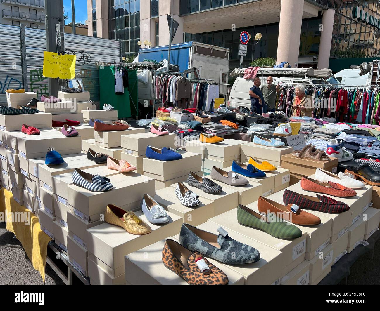 Milano, Italia - 14 settembre 2024: Giornata di shopping a mercato sabato via Fauche banco di Luca & Marika Foto Stock