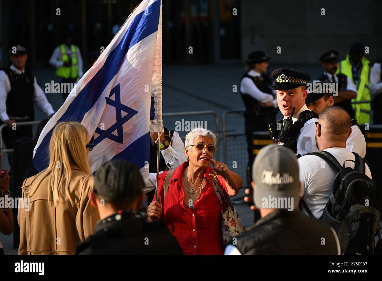 LONDRA, REGNO UNITO. 21 settembre 2024. Un manifestante pro-israeliano ha insanabilmente difeso i crimini di guerra di Israele contro il popolo palestinese e sta attualmente attaccando civili in Libano fuori dalla BBC a Londra, Regno Unito. Credito: Vedi li/Picture Capital/Alamy Live News Foto Stock