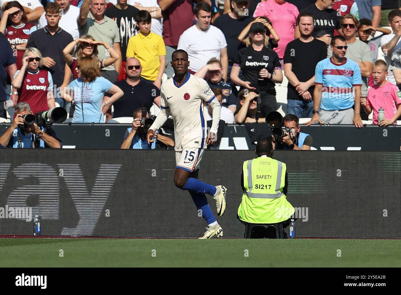 Londra, Regno Unito. 21 settembre 2024. L'attaccante del Chelsea Nicolas Jackson (15) celebra il suo gol durante la partita tra West Ham United FC e Chelsea FC English Premier League al London Stadium, Londra, Inghilterra, Regno Unito il 21 settembre 2024 Credit: Every Second Media/Alamy Live News Foto Stock