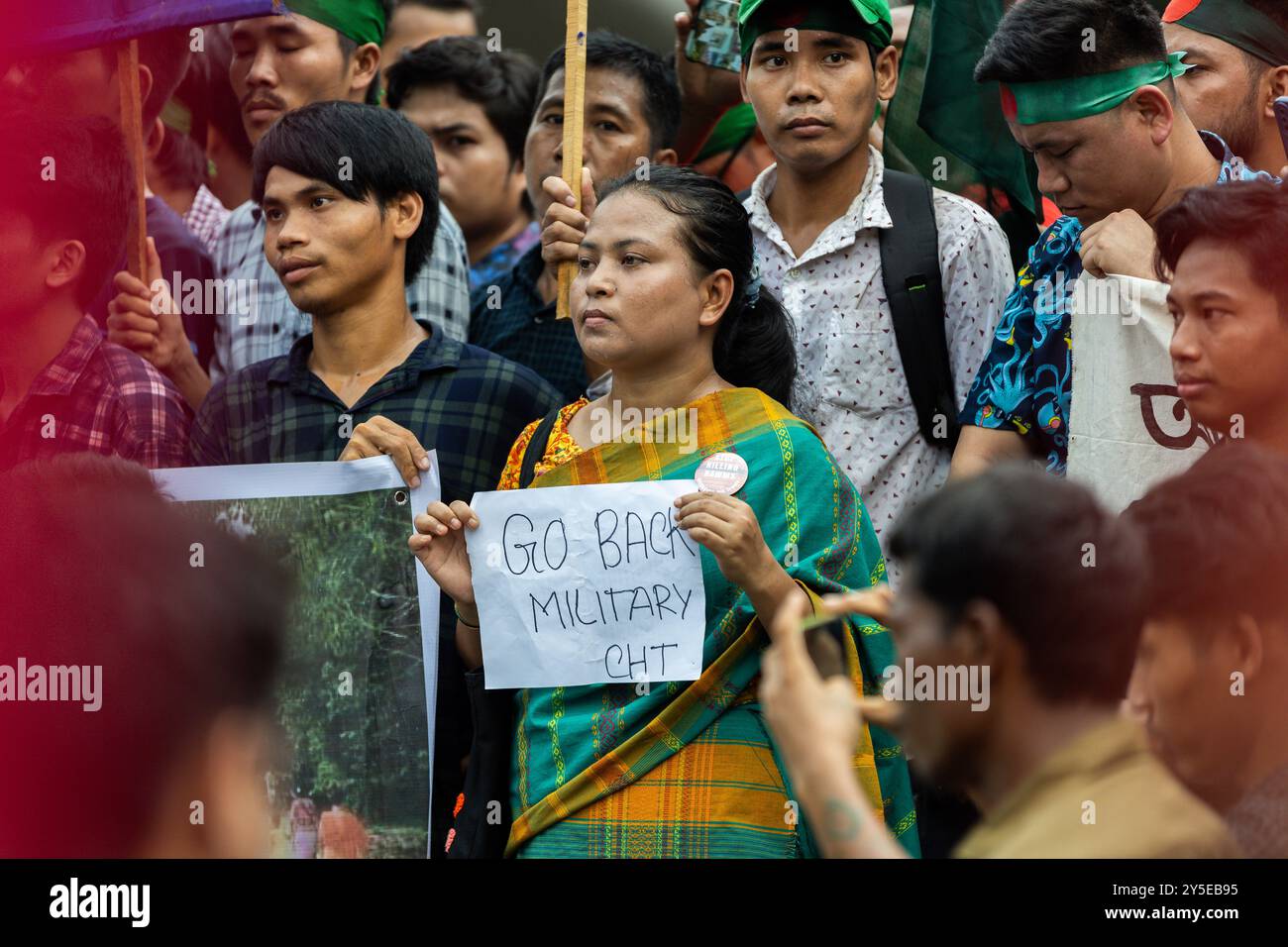 Protesta a Dacca per gli attacchi alle minoranze indigene a Khagrachhari. Ha emesso le richieste di diritti per le nazioni indigene. Foto Stock