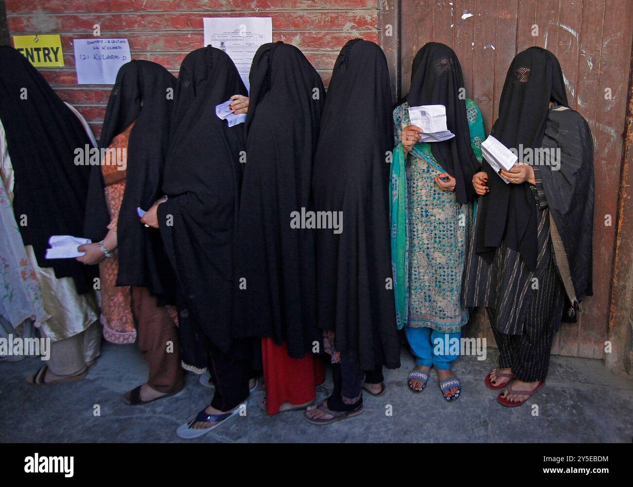 Le donne fanno la fila per votare durante la prima fase delle elezioni di assemblea nel Kulgam meridionale del Kashmir. Le elezioni in Kashmir si svolgono dopo un divario di dieci anni in tre fasi per 47 seggi di assemblea del Kashmir. Le elezioni sono anche la prima volta dal 2019, quando l'India ha abrogato l'articolo 370 della sua costituzione che ha concesso l'autonomia al Kashmir. Kulgam, Kashmir, India. Foto Stock