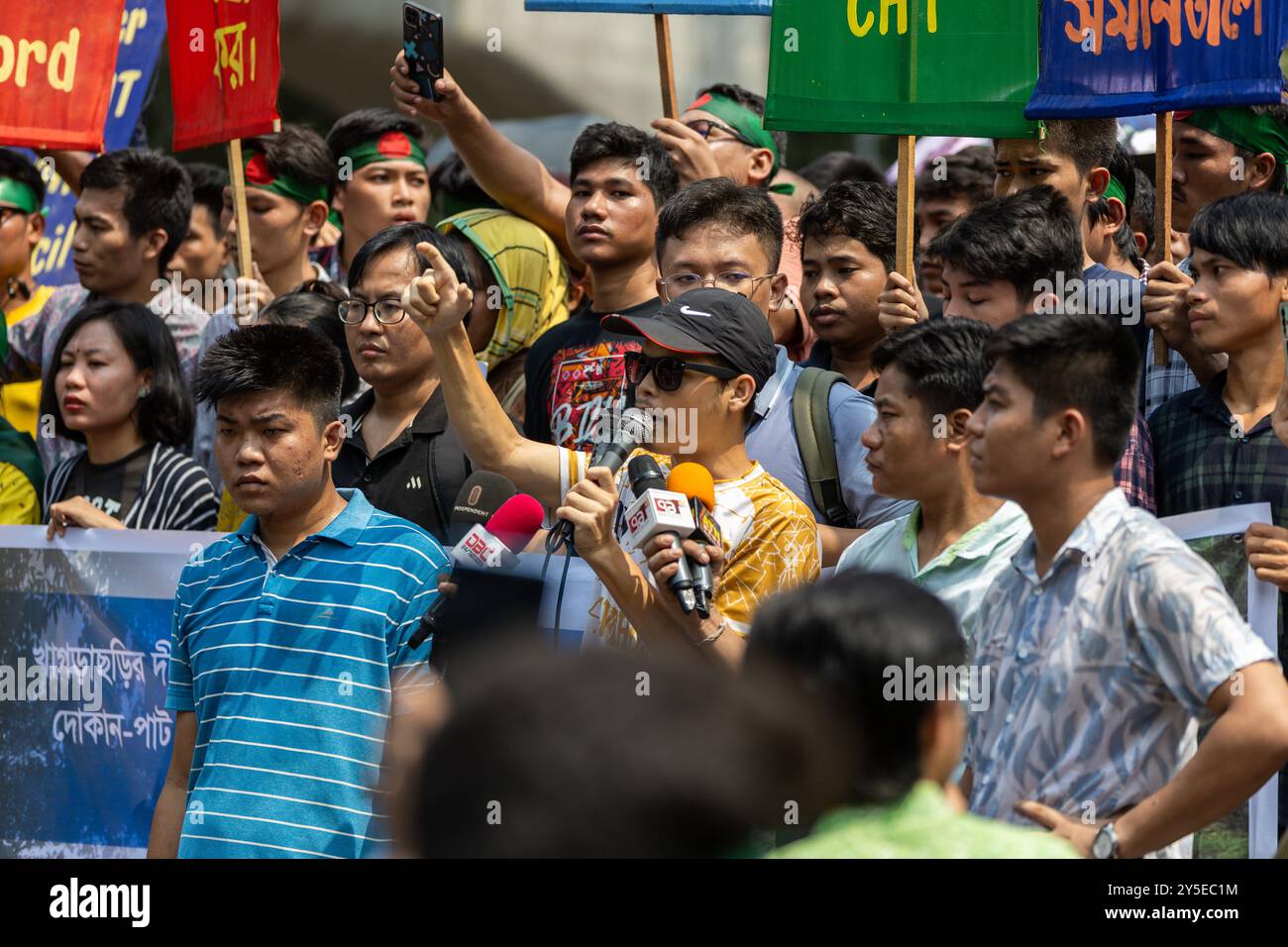 Protesta a Dacca per gli attacchi alle minoranze indigene a Khagrachhari. Ha emesso le richieste di diritti per le nazioni indigene. Foto Stock