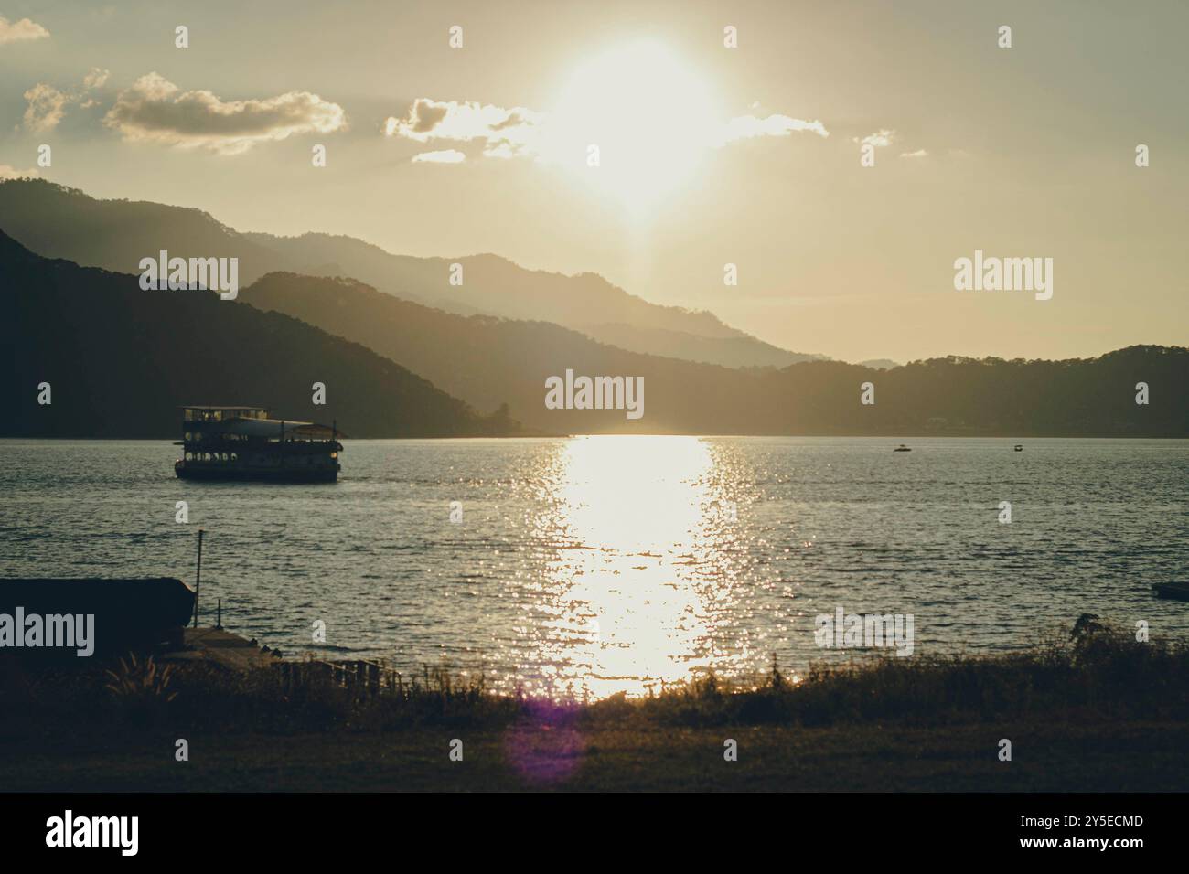 Riflessioni dell'ora d'oro sul lago Foto Stock
