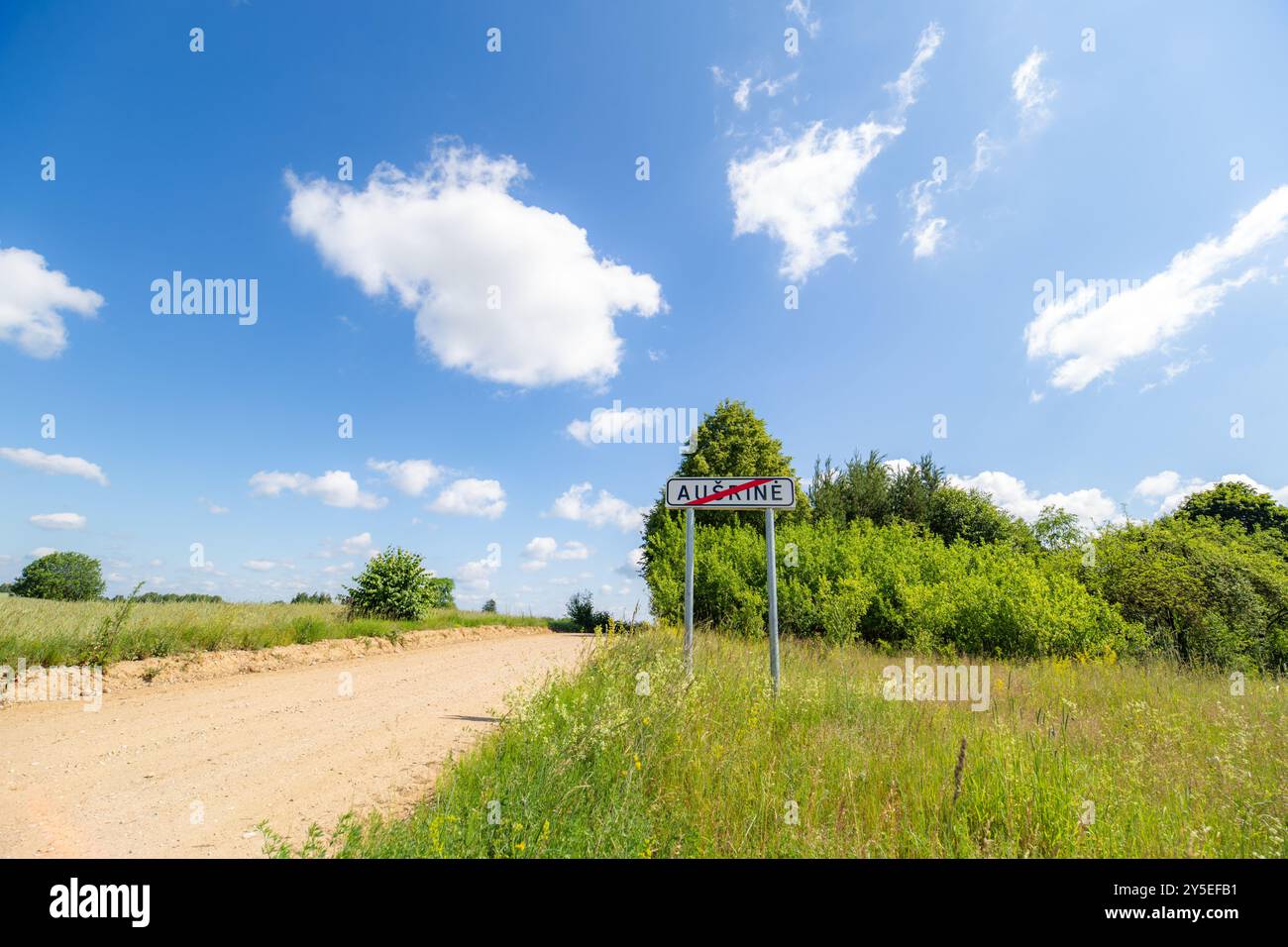 Ausrine, distretto di Varena, Lituania 06 08 2024: Cartello stradale - l'inizio dell'insediamento Foto Stock