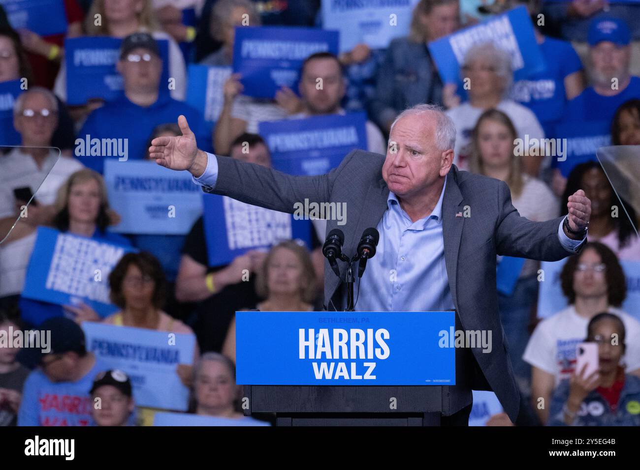 Philadelphia, Stati Uniti. 21 settembre 2024. Tim Walz, candidato alla vicepresidenza democratica, ha detto ai sostenitori di una manifestazione nell'area di Betlemme "non torneremo indietro" e ha sostenuto la sua causa per aver eletto Kamala Harris e aver respinto l'ex presidente Donald Trump a Betlemme, PA, USA il 21 settembre 2024. Foto di David Muse/UPI credito: UPI/Alamy Live News Foto Stock