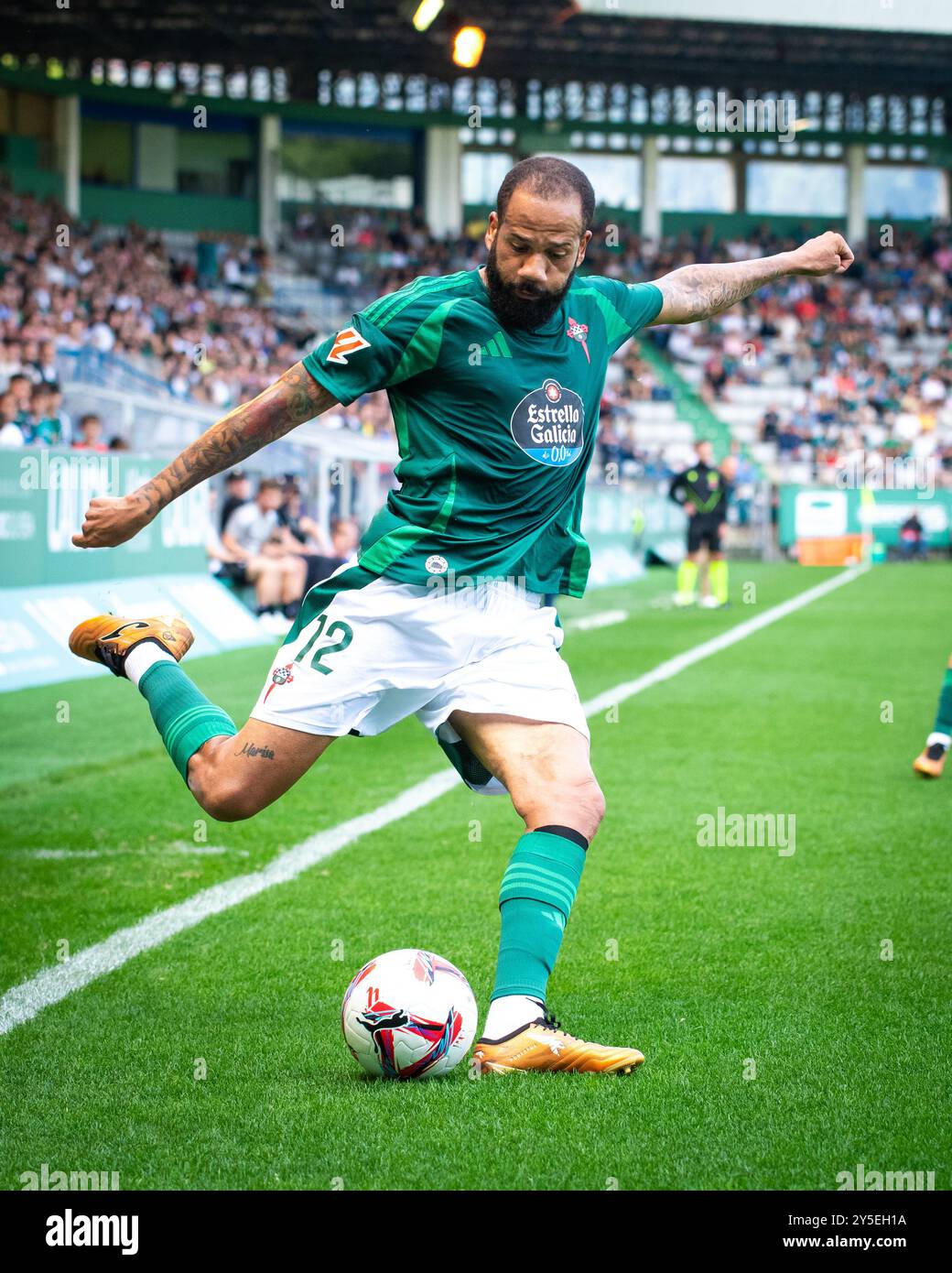 Ferrol, Spagna. 21 settembre 2024. Hypermotion League. 6° giorno. Racing Club Ferrol vs Albacete Balompie. Uno stadio malata. Bebe che calcia la palla Foto Stock
