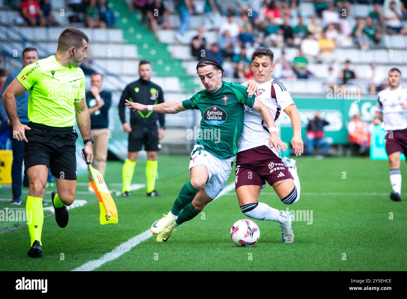 Ferrol, Spagna. 21 settembre 2024. Hypermotion League. 6° giorno. Racing Club Ferrol vs Albacete Balompie. Uno stadio malata. Josue Dorrio e Juan Antonio Ros combattono per il ballo. Foto Stock