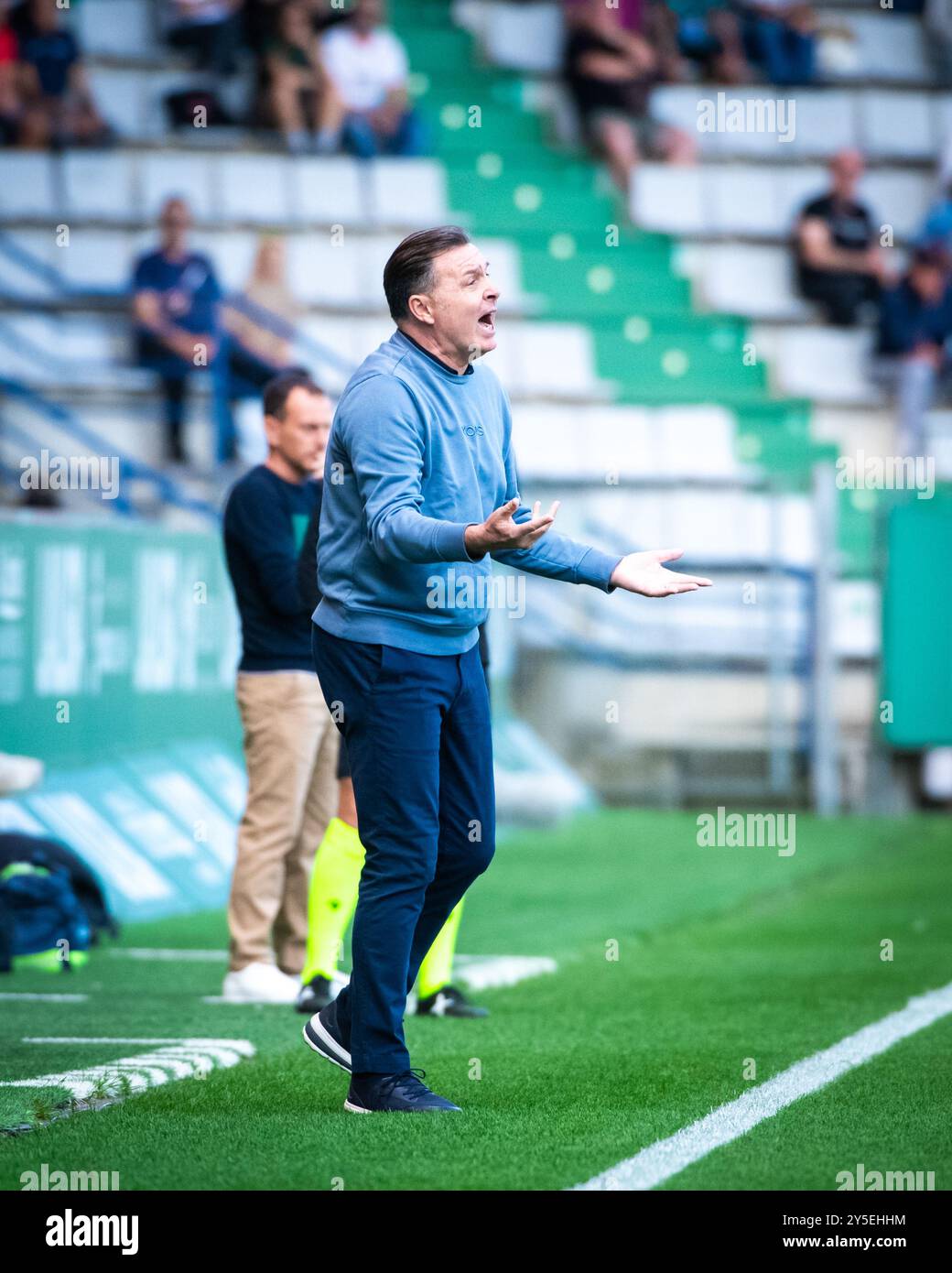 Ferrol, Spagna. 21 settembre 2024. Hypermotion League. 6° giorno. Racing Club Ferrol vs Albacete Balompie. Uno stadio malata. Il coach Cristobal parrlo dà istruzioni Foto Stock
