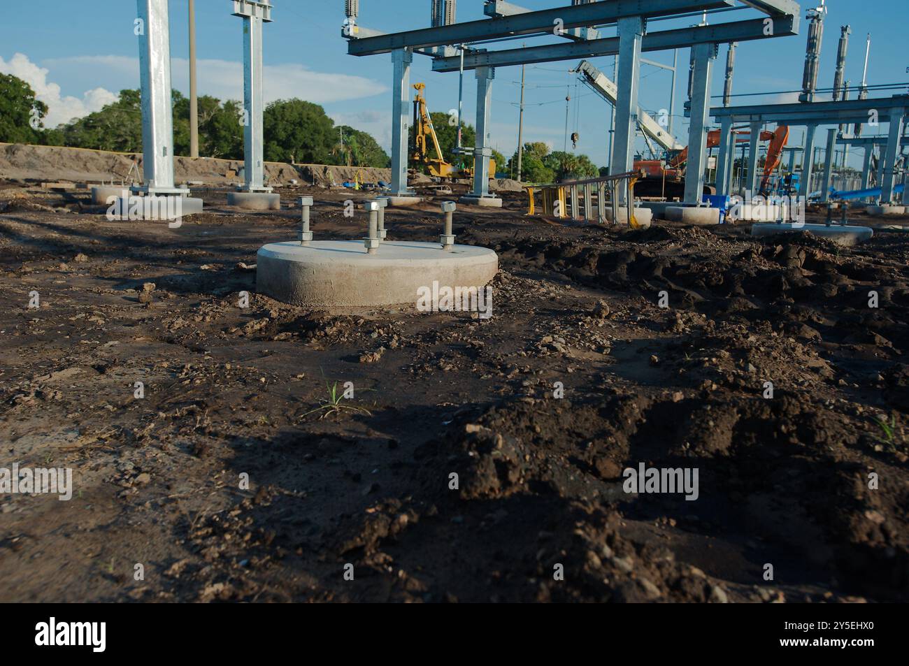 Ampia vista della sottostazione elettrica in costruzione. Accumuli di sporcizia dai cingoli di pneumatici per costruzioni e attrezzature con linee High Power in Florida. Blu Foto Stock