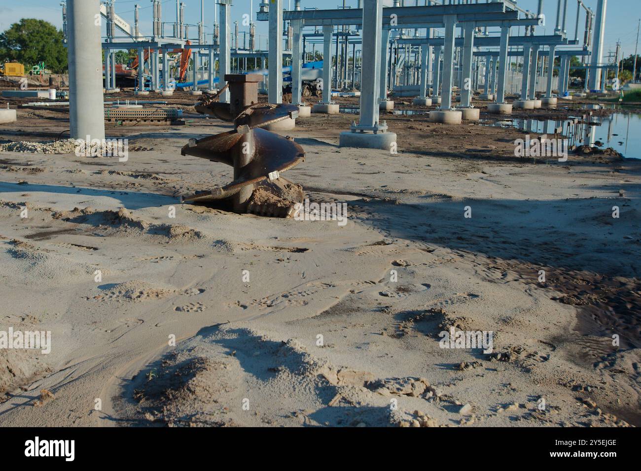 Ampia vista ravvicinata punta da trapano per fondazioni metalliche di grandi dimensioni. Utilizzato con un carro di perforazione per praticare un grande foro in profondità nel terreno al fine di inserire strutture Foto Stock