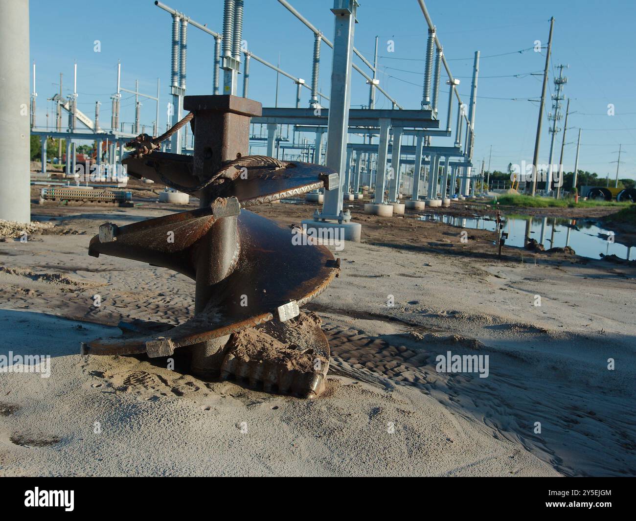 Ampia vista ravvicinata punta da trapano per fondazioni metalliche di grandi dimensioni. Utilizzato con un carro di perforazione per praticare un grande foro in profondità nel terreno al fine di inserire strutture Foto Stock